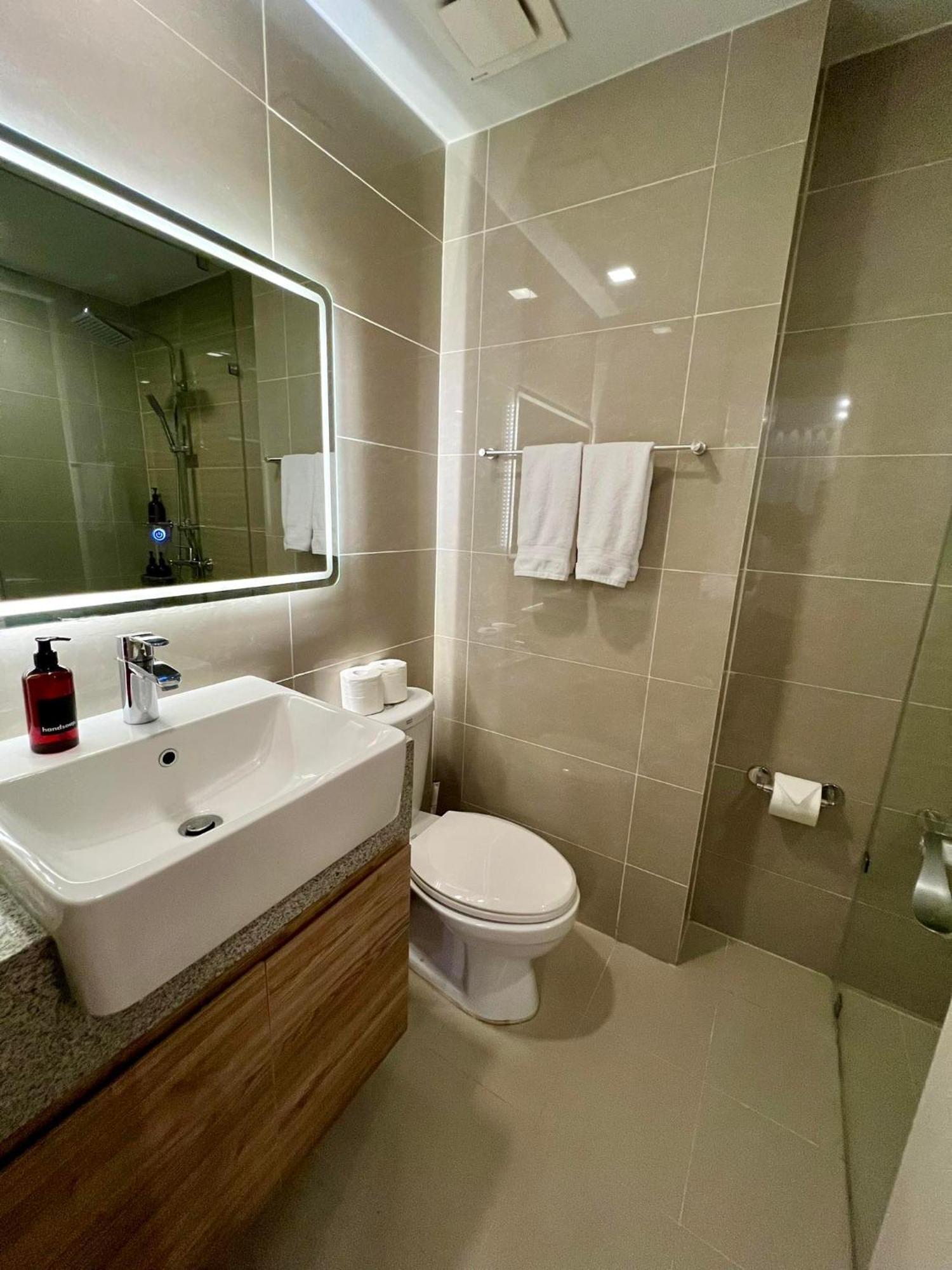 تاغويغ Hotel Vibe Condo At Uptown Parksuites Bgc المظهر الخارجي الصورة